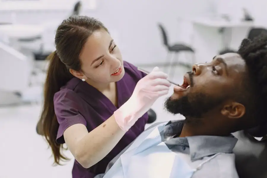 Dentista revisando a un paciente en el consultorio