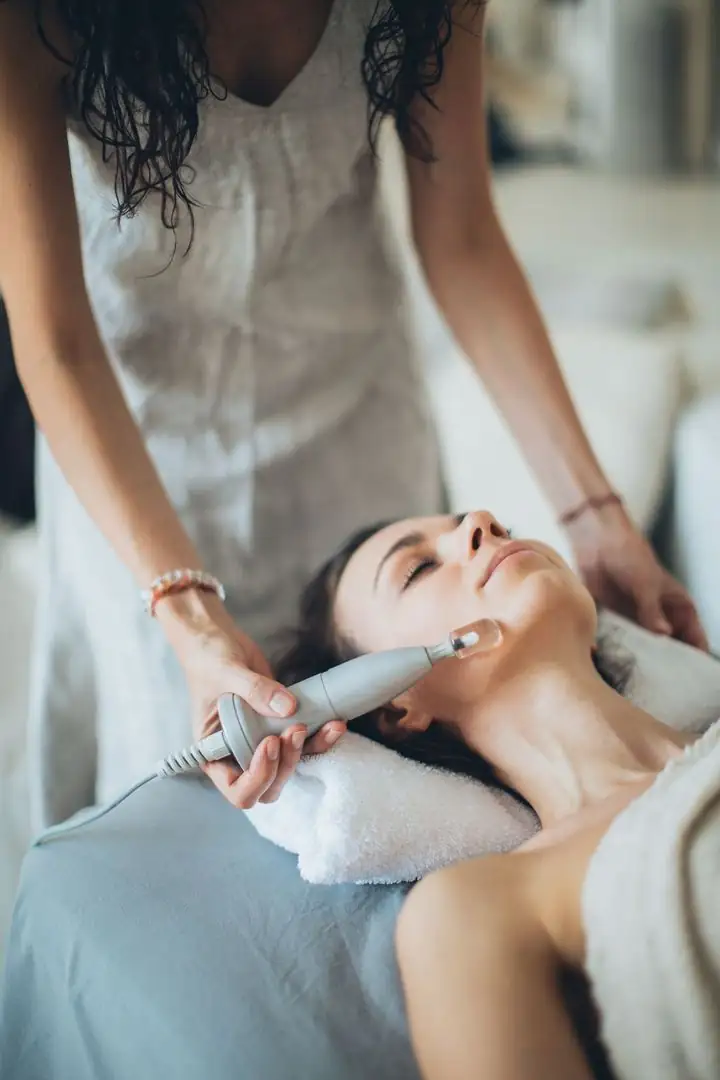Tratamiento facial en un centro de estética