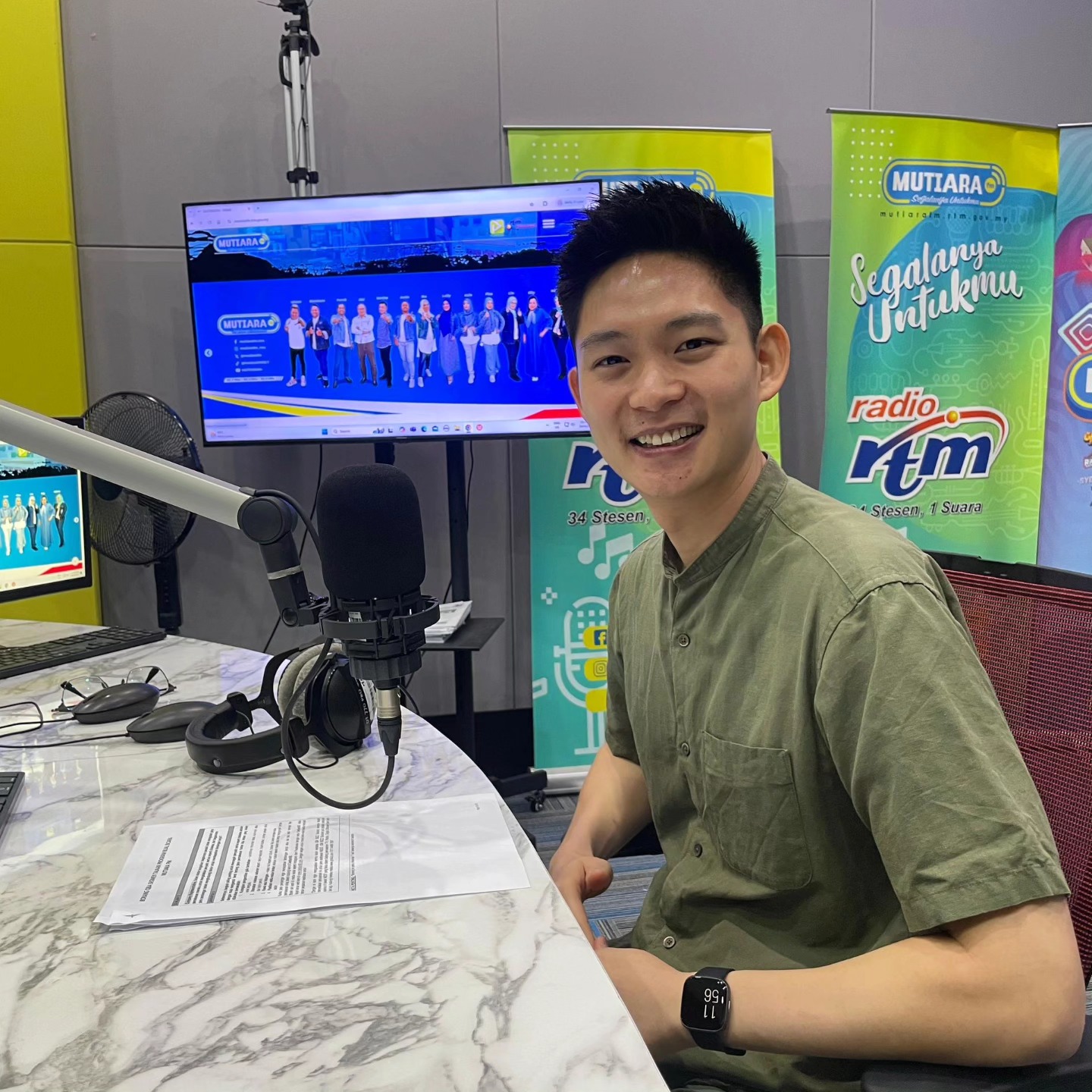 Lucas 在 MUTIARA FM 录音室受访