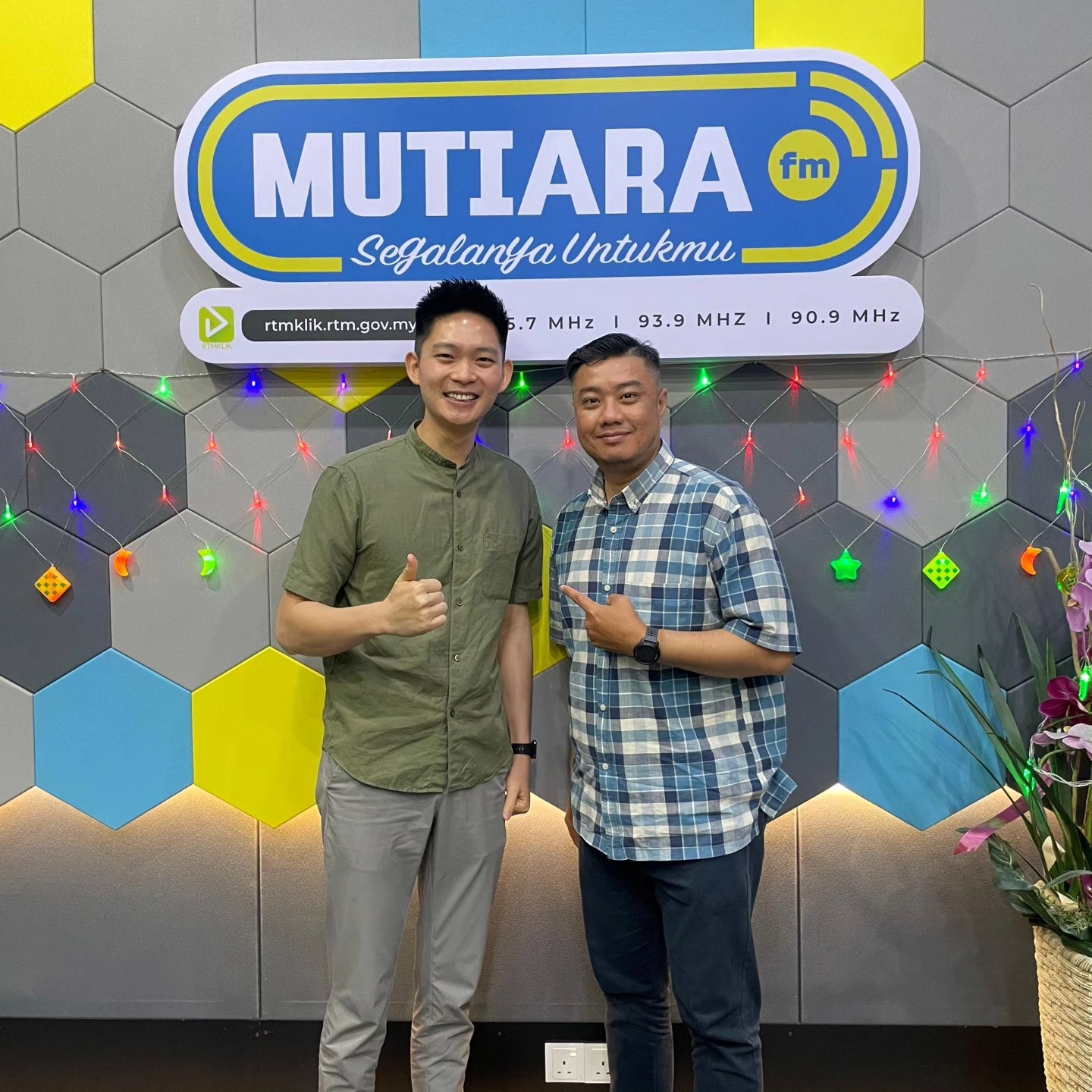 Lucas 与 MUTIARA FM 主持人合照