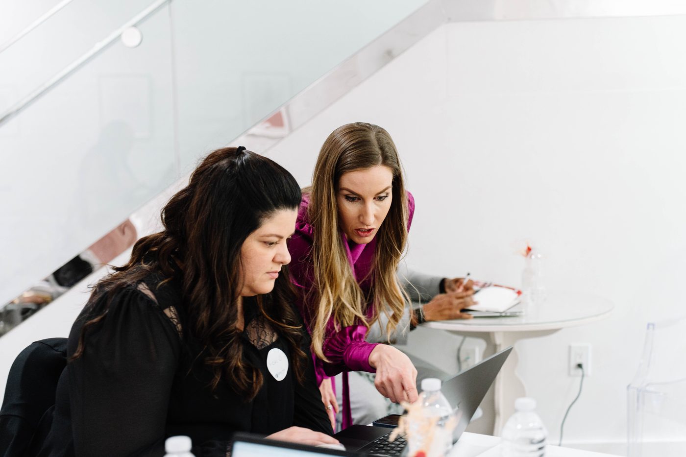 Daniela coaching a spa owner one-on-one at a laptop