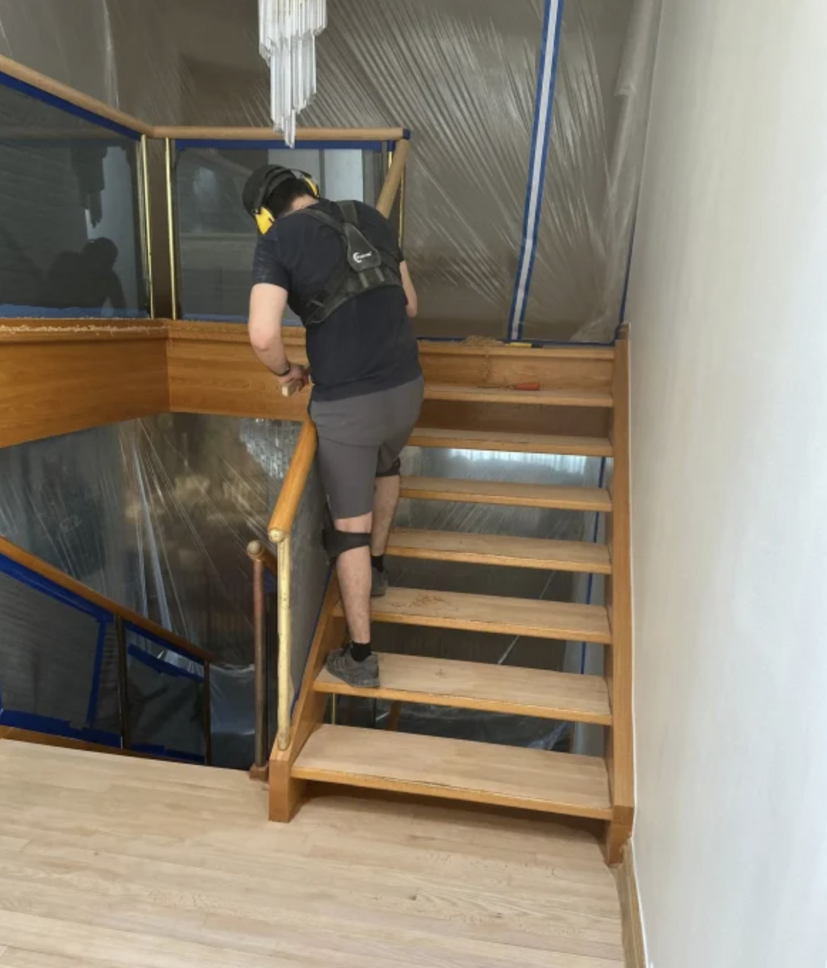 Notre artisan en pleine restauration d'escalier