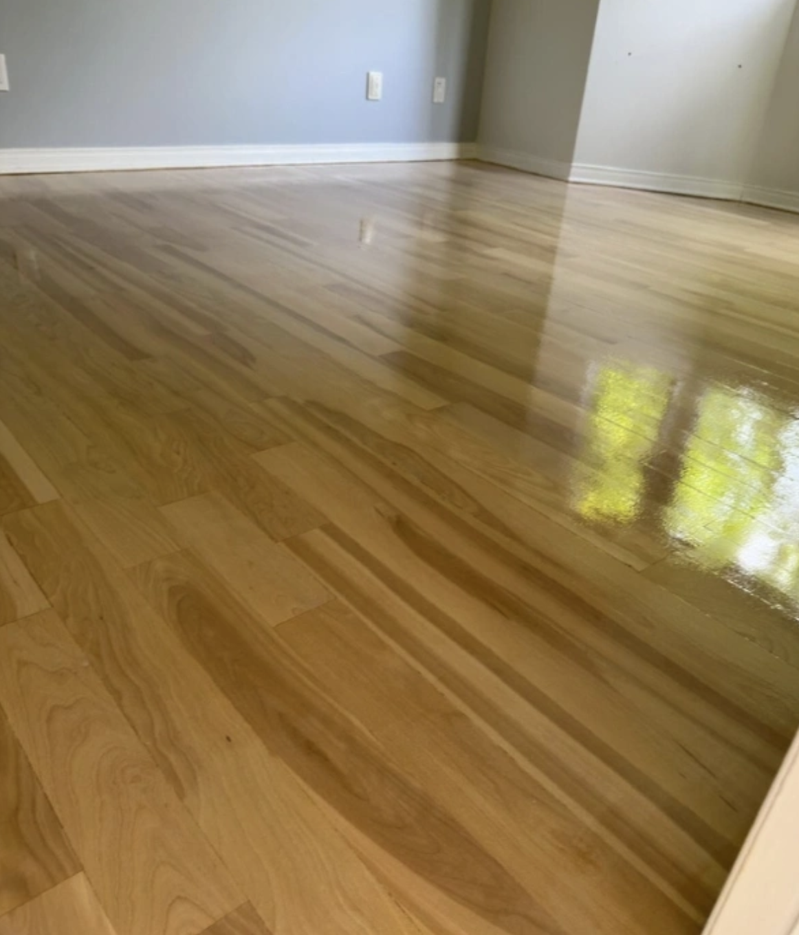 Plancher de bois franc restauré et sablé sans poussière à Montréal