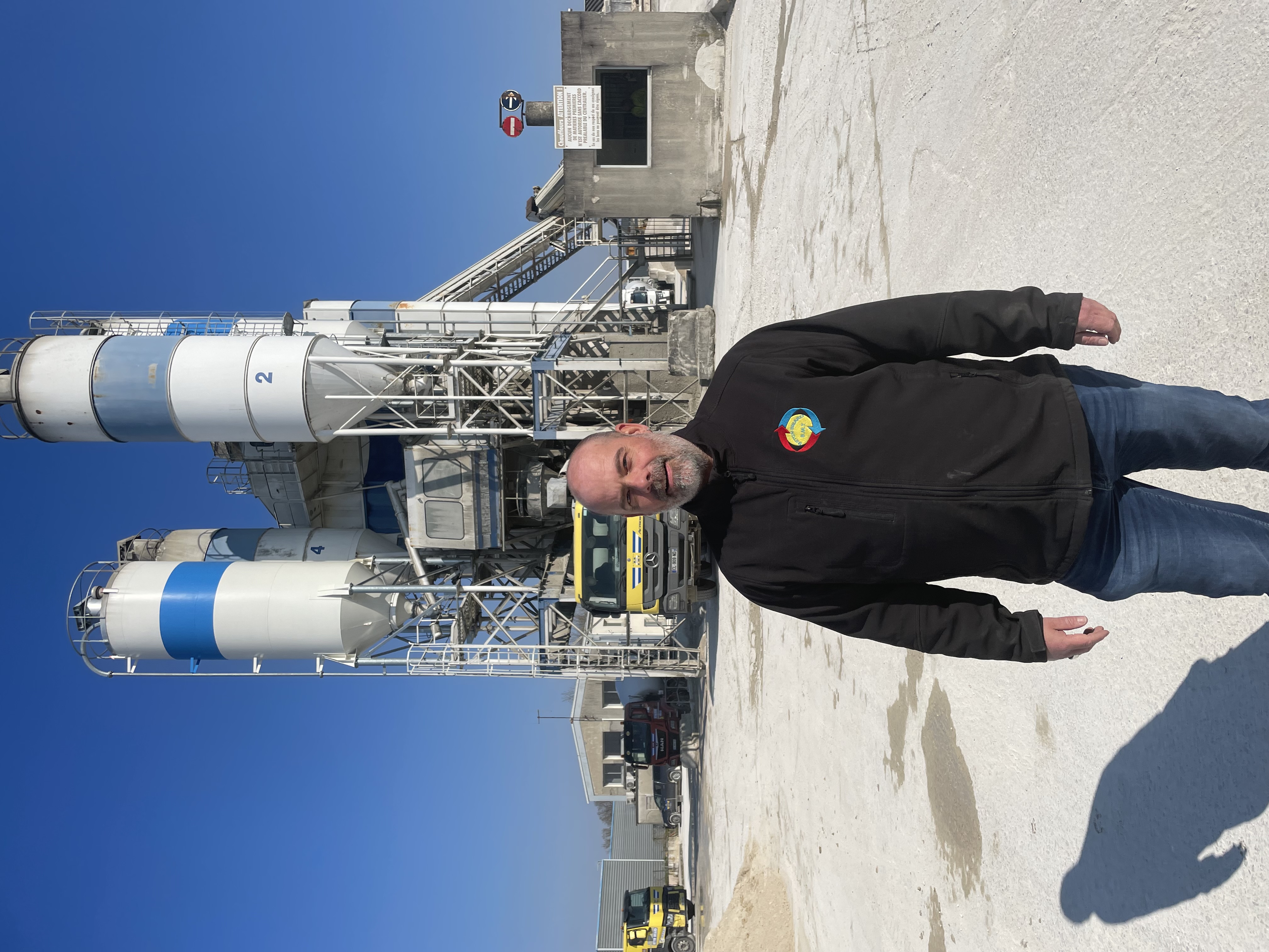 Photo portrait de Christophe picot devant la centrale béton