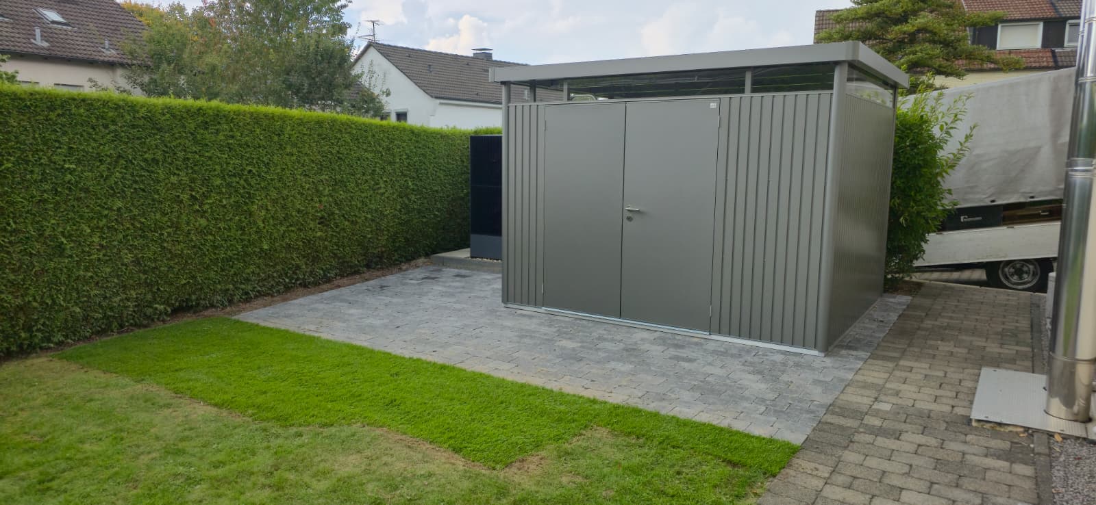 Terrassengestaltung mit Granitplatten und Sichtschutzzaun im Hausgarten – Landschaftsbau Castrop-Rauxel