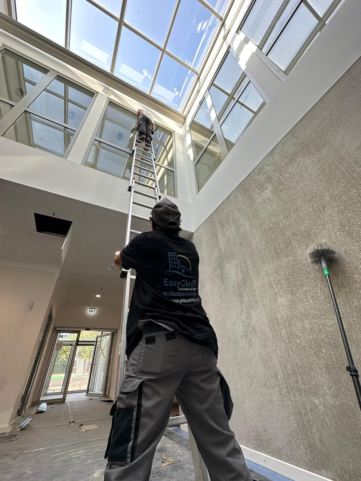 EasyClean GmbH Mitarbeiterin bei professioneller Gebäudereinigung