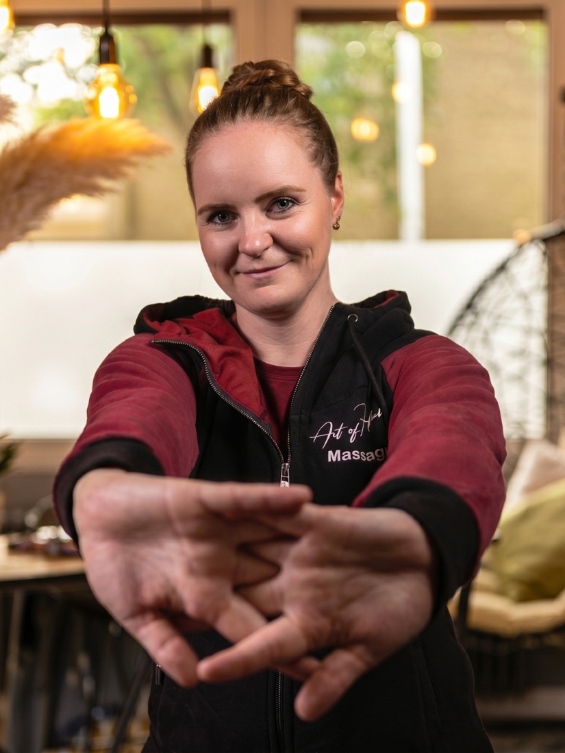 Nathalie Kilian führt eine mobile Massage durch