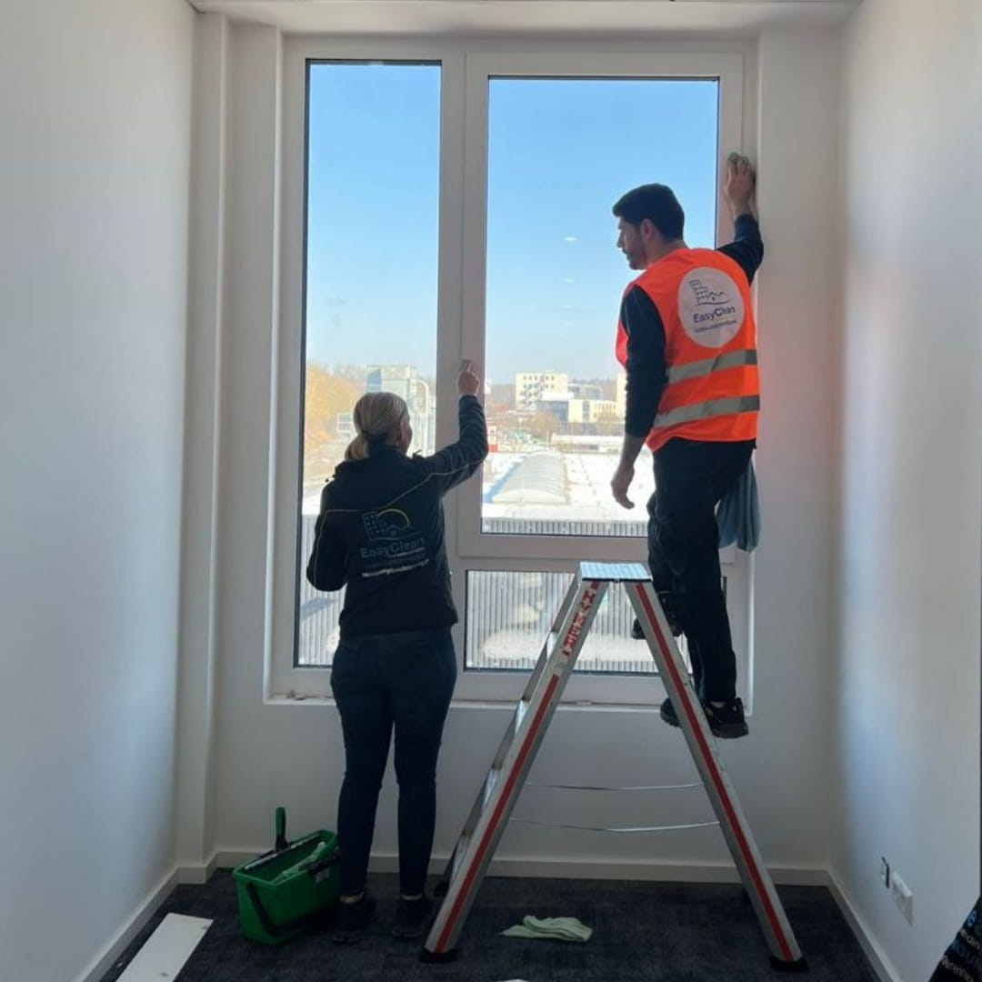 EasyClean GmbH Mitarbeiterin bei professioneller Gebäudereinigung