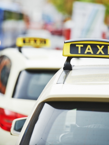 Taxi Thiem Fahrer bereit zur Abholung