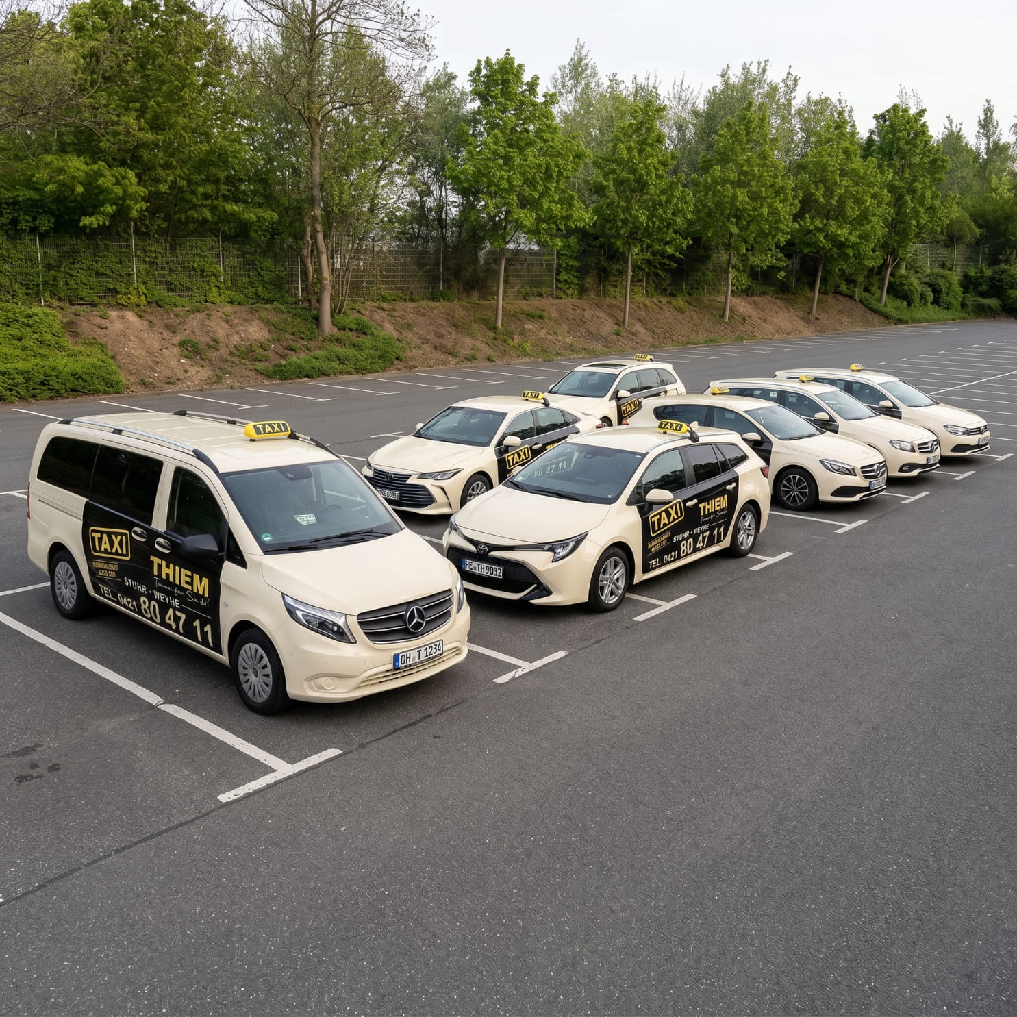 Taxi Thiem Fahrer vor seinem Fahrzeug in Stuhr