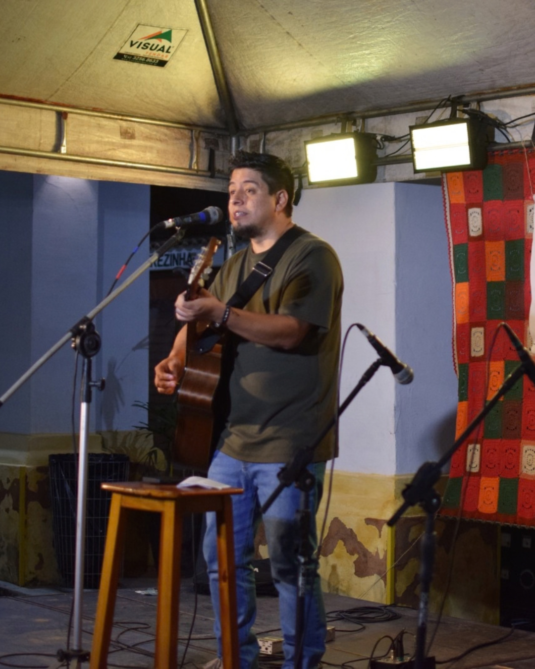 Miguel Linares con los ojos cerrados bajo una luz dorada