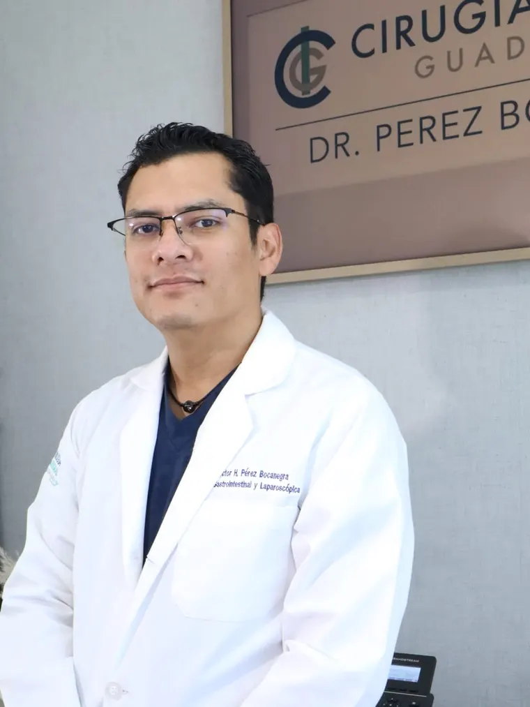 El Dr. Víctor Hugo Pérez Bocanegra con bata en su consultorio de Hospital Ángeles Andares