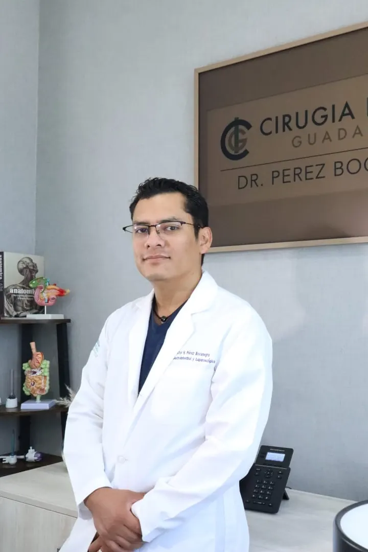 El Dr. Víctor Hugo Pérez Bocanegra de pie junto al letrero de su consultorio