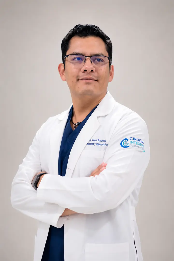 Retrato del Dr. Víctor Hugo Pérez Bocanegra con bata blanca y los brazos cruzados