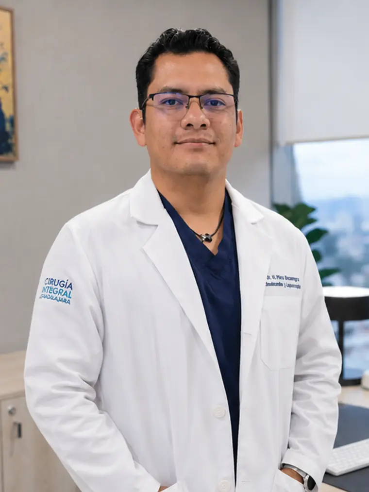 El Dr. Víctor Hugo Pérez Bocanegra con bata blanca en su consultorio de Hospital Ángeles Andares