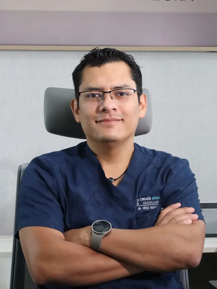 El Dr. Víctor Hugo Pérez Bocanegra con uniforme quirúrgico en su consultorio