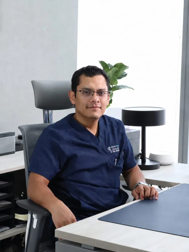 El Dr. Víctor Hugo Pérez Bocanegra con filipina, sentado en su consultorio