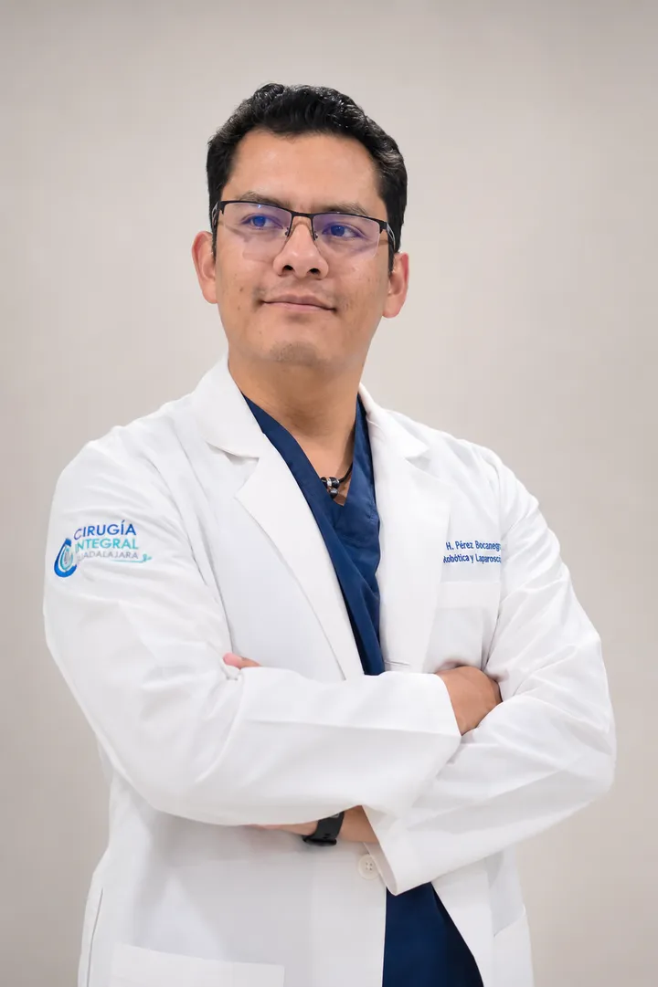 Retrato del Dr. Víctor Hugo Pérez Bocanegra con bata