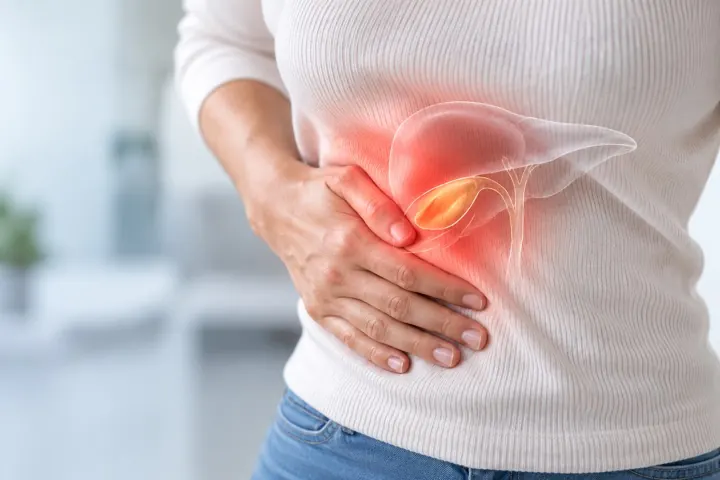 Persona con dolor en la parte alta del abdomen