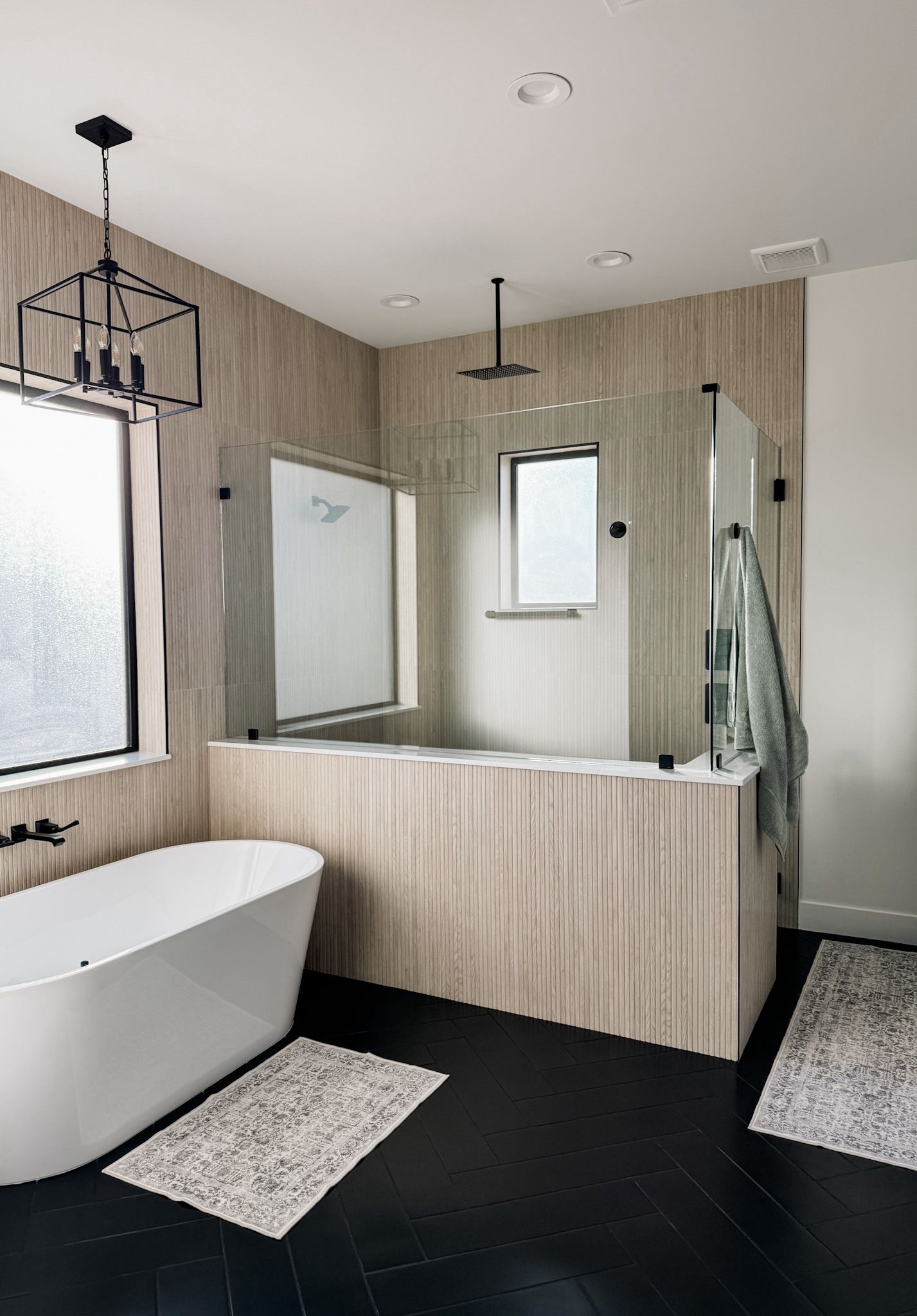 Aménagement d'un salon de luxe contemporain aux tons neutres, mettant en valeur un éclairage architectural moderne et un mobilier sophistiqué.