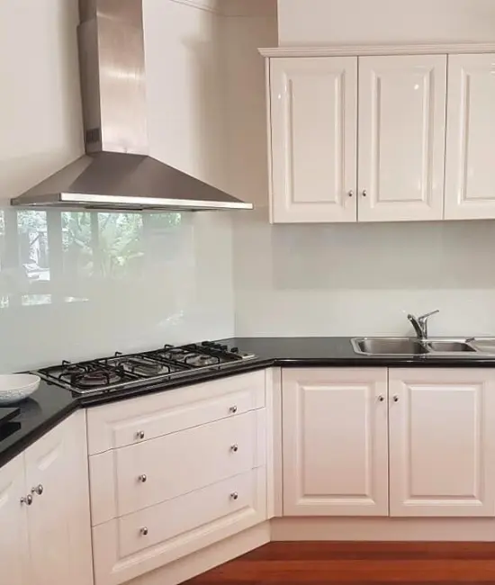 Cream kitchen splashback