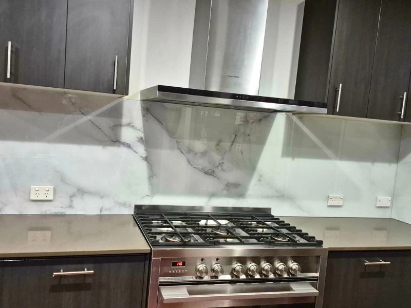 Kitchen splashback behind rangehood