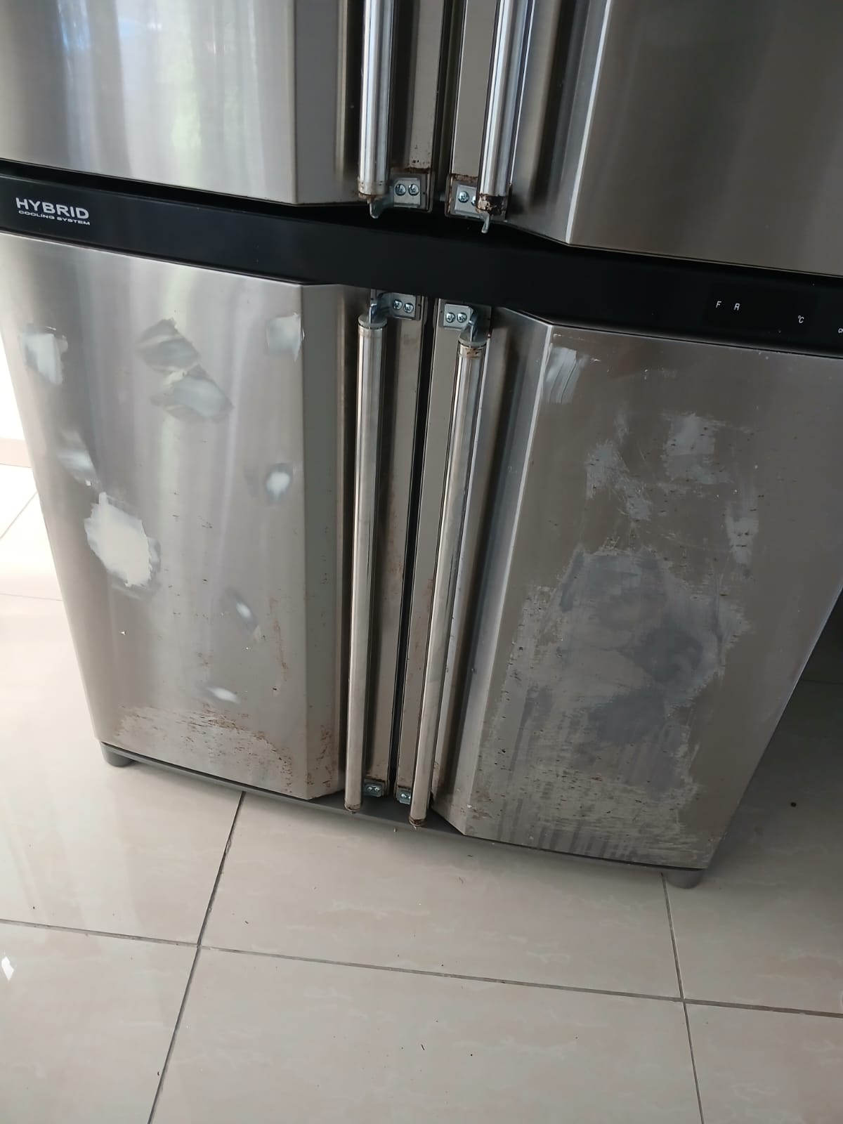 קילופים וכתמים בנירוסטה של המקרר לפני