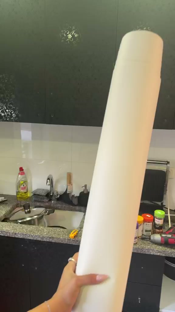 גליל טפט שמנת מול המטבח השחור לפני ההדבקה