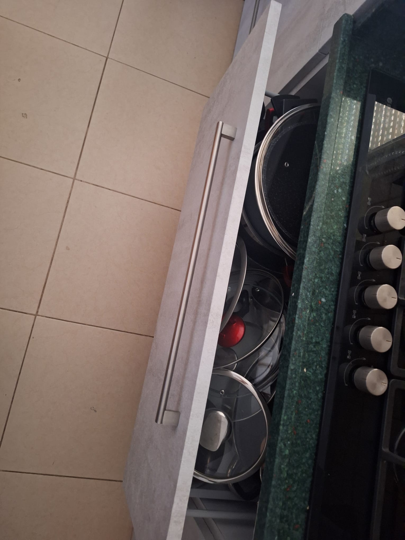 מטבח שלם בטפט דמוי בטון בהיר בהתקנה עצמית בכפר חנניה - אחרי