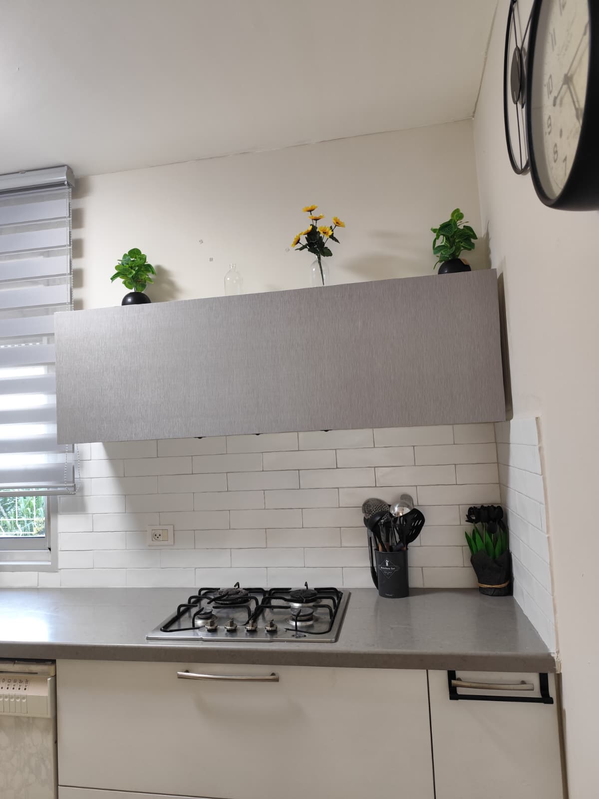 ארונות מטבח עליונים בטפט אפור עם טקסטורה בהתקנה עצמית - אחרי