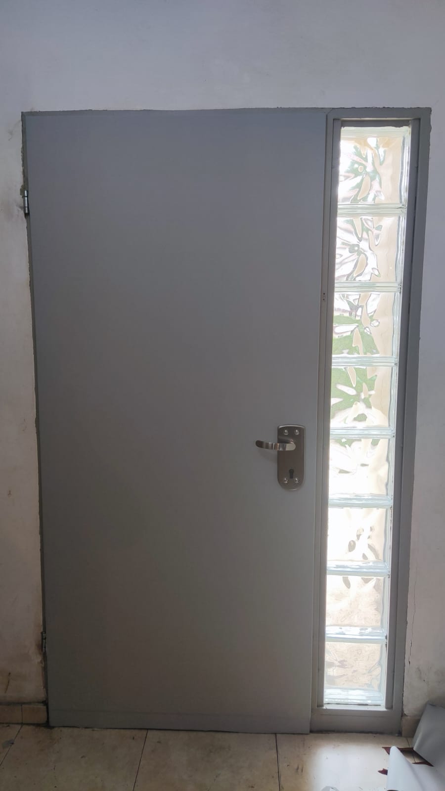 דלת עם עמוד בלוקי זכוכית בטפט חדש – צד אחד, התקנה עצמית