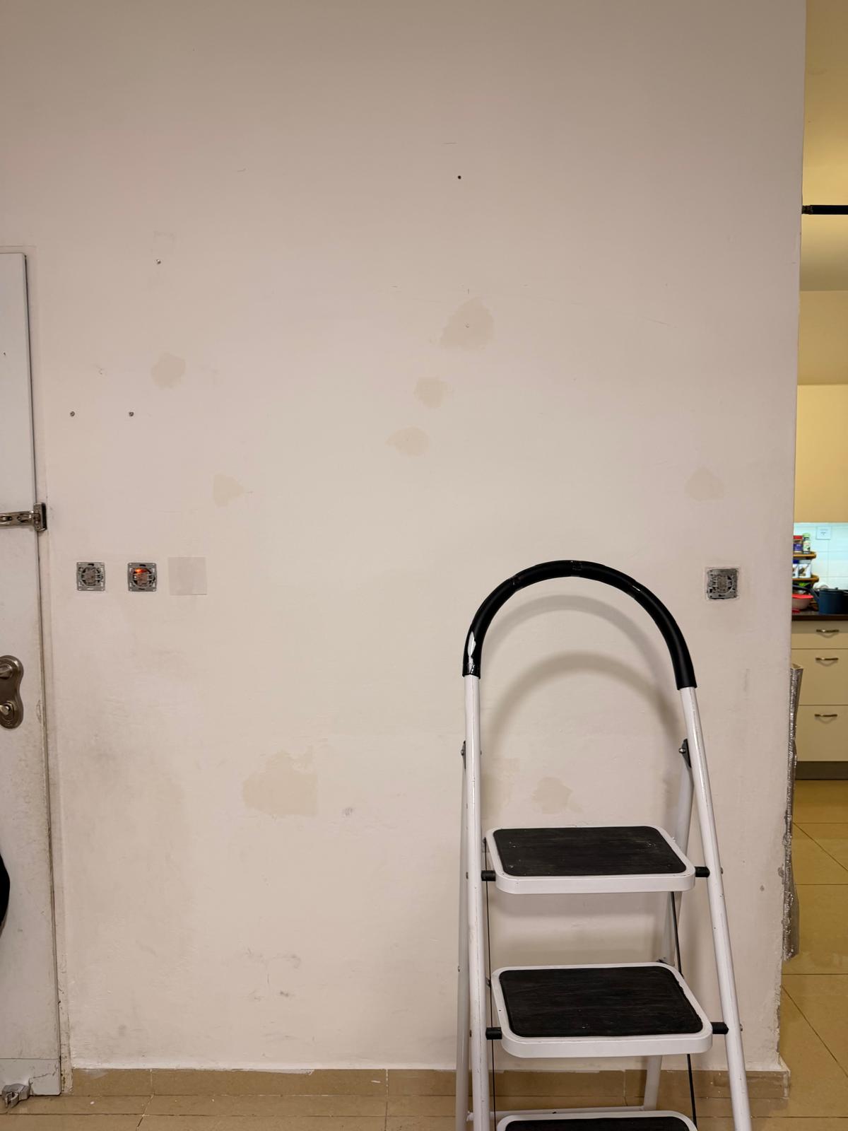 חיפוי קיר בטפט בטקסטורה בז' בהתקנה עצמית ברחובות - לפני