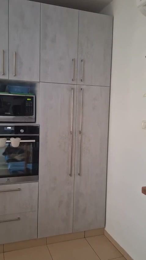מטבח שלם בטפט דמוי בטון בהיר בהתקנה עצמית בכפר חנניה - אחרי