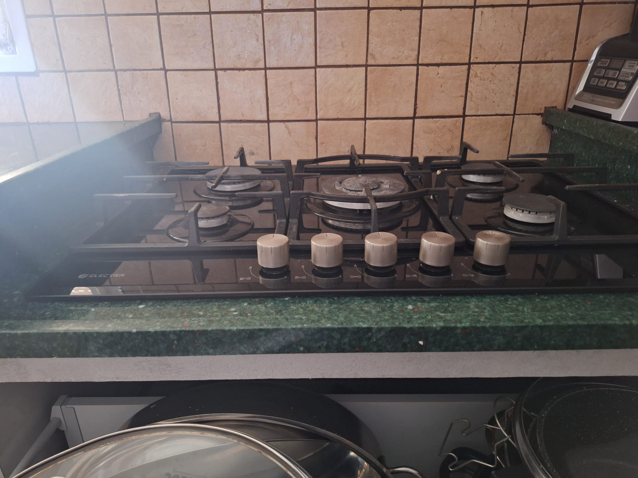 מטבח שלם בטפט דמוי בטון בהיר בהתקנה עצמית בכפר חנניה - אחרי