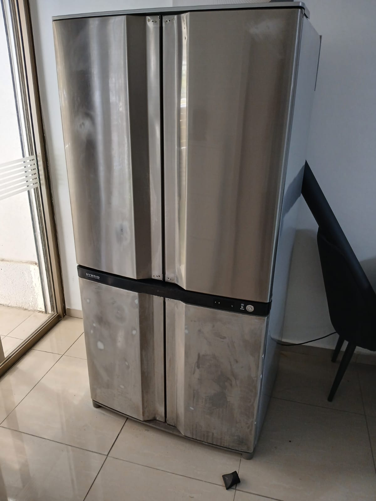 מקרר נירוסטה עם כתמים וקילופים לפני התקנה עצמית