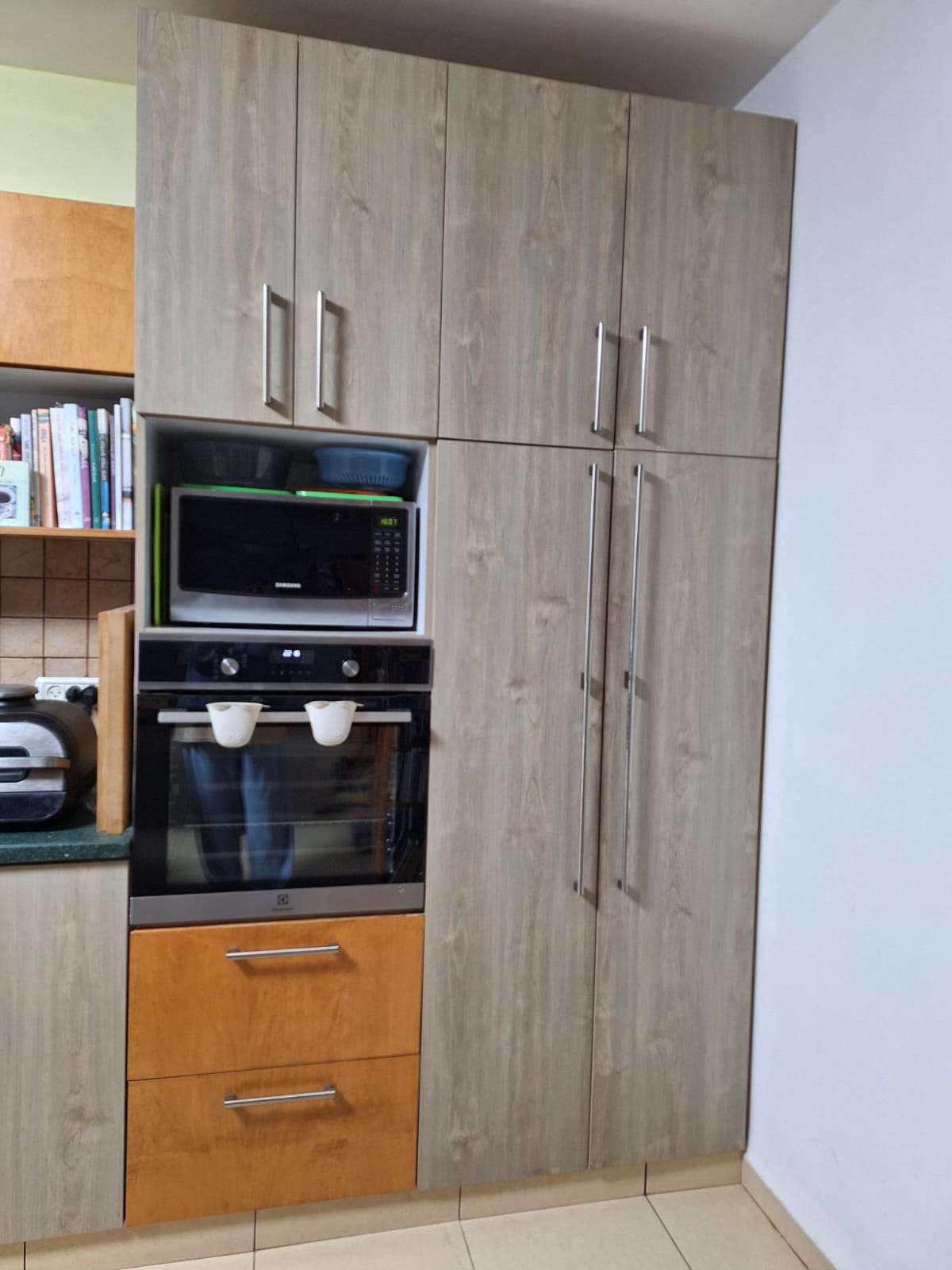 מטבח שלם בטפט דמוי בטון בהיר בהתקנה עצמית בכפר חנניה - לפני