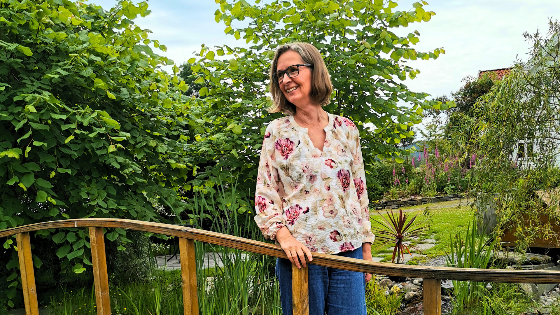 Christina Waardal ute i hagen en sommerdag.