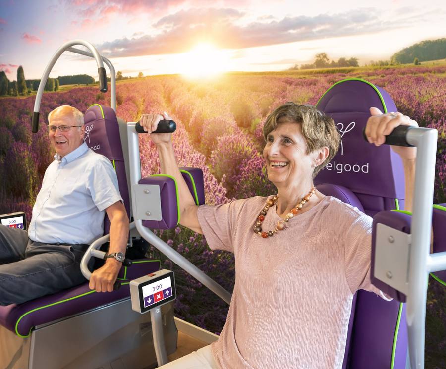 To smilende medlemmer trener i Feelgood-apparatene