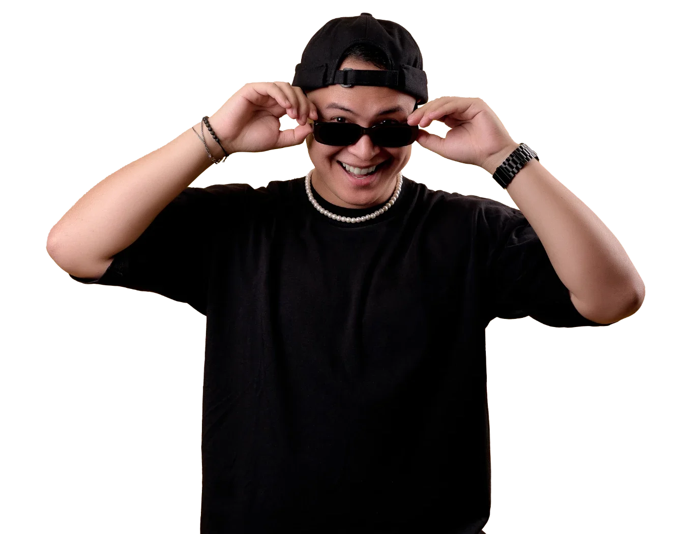 NOLAH sonriendo y baj√°ndose los lentes de sol