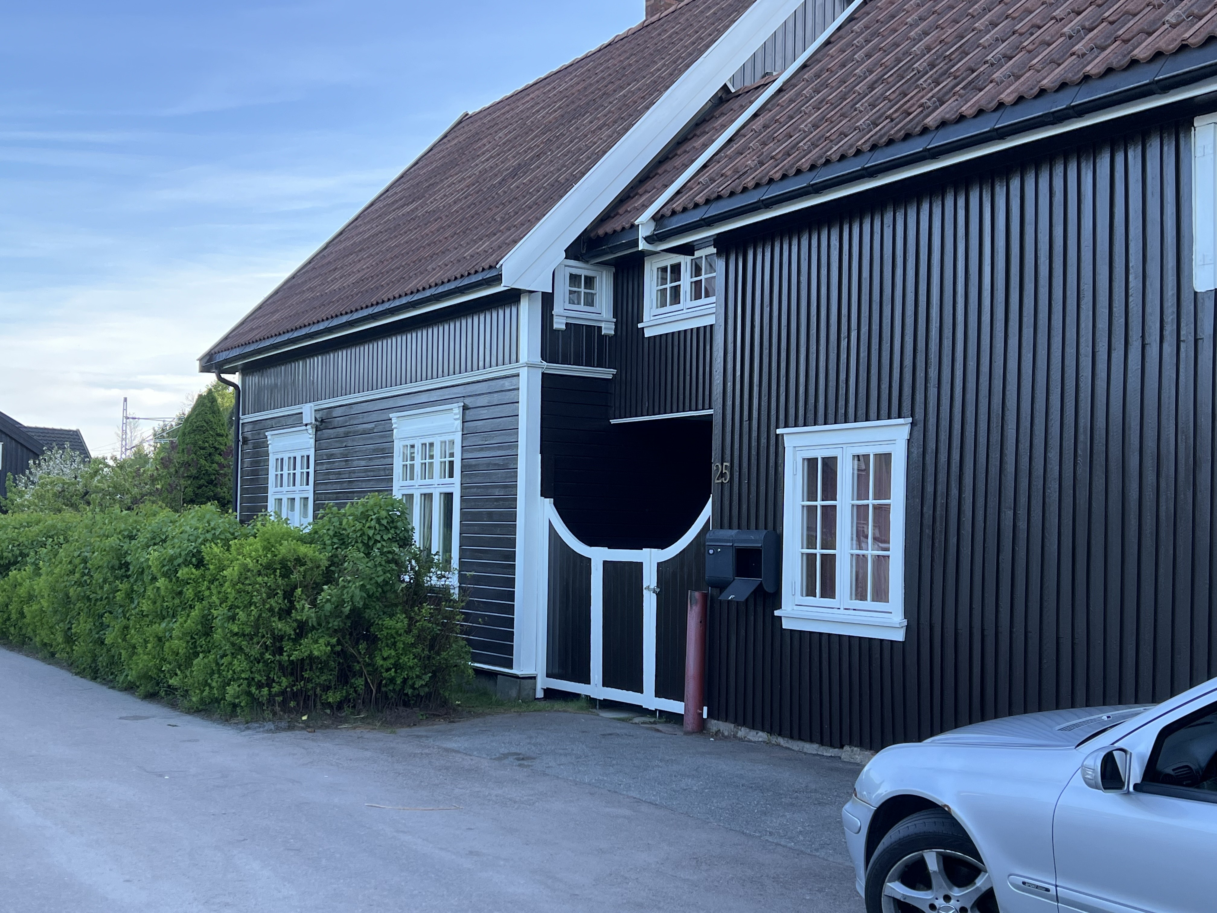 Fornøyd par utenfor nyrenovert bolig