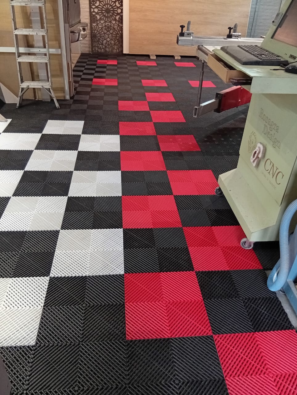 Piso modular NEXA en bicicletería vista completa
