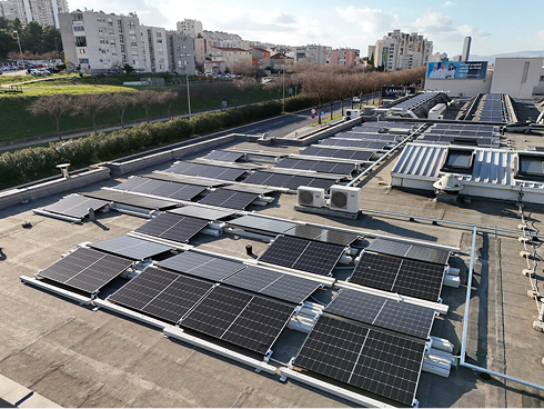 Solarni paneli postavljeni na krovu
