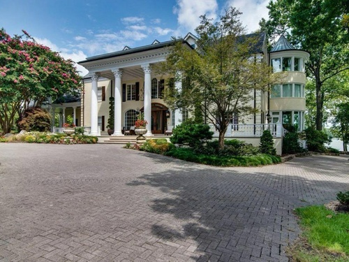 {{ custom_values.service_1 }} in {{custom_values.biz_area_1})