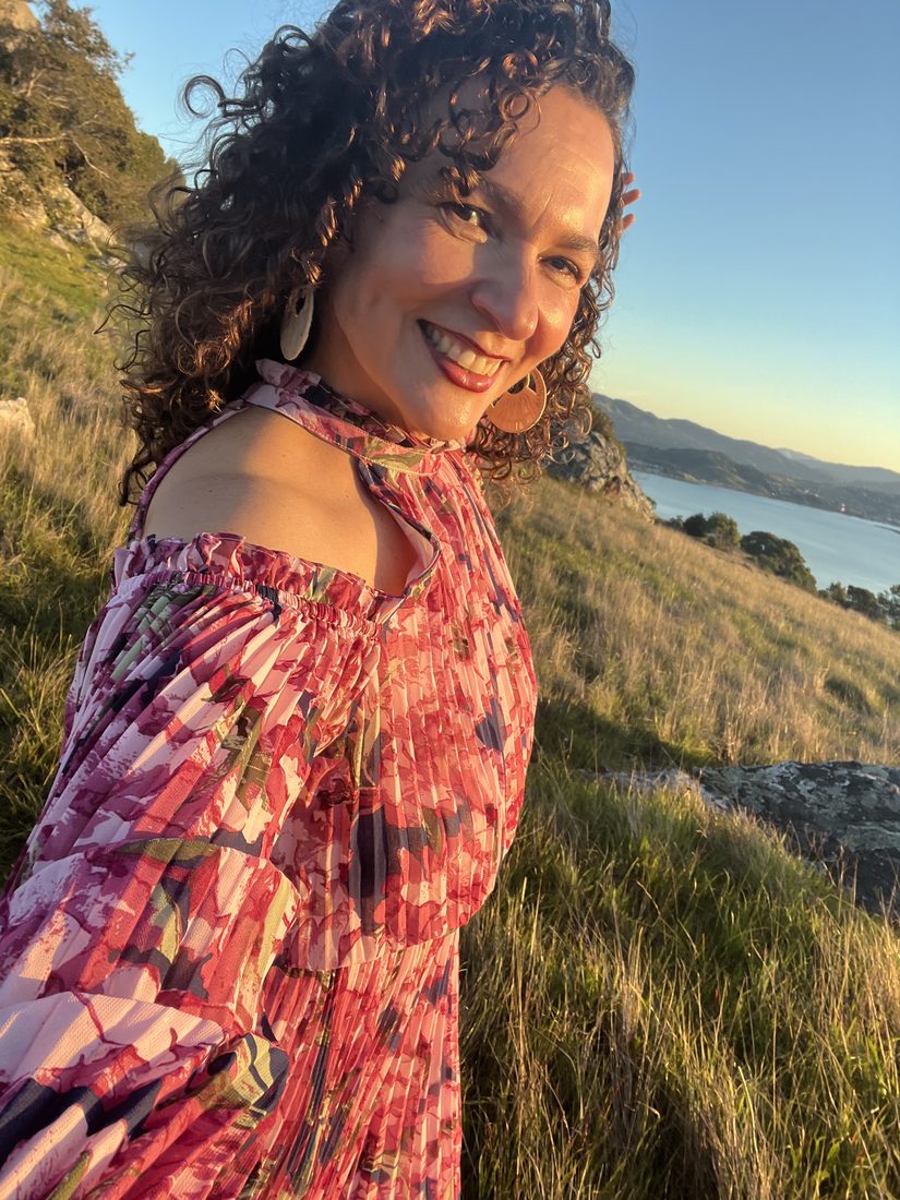 Adriana Palmeira smiling by the bay