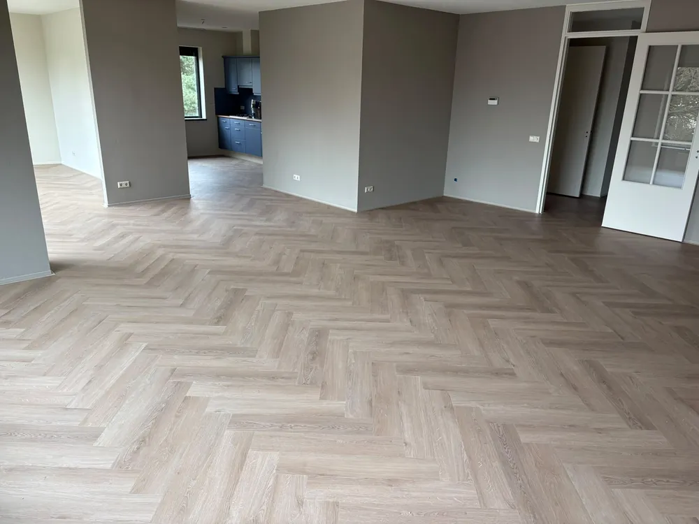 Pvc visgraatvloer in een woonkamer in Bilthoven