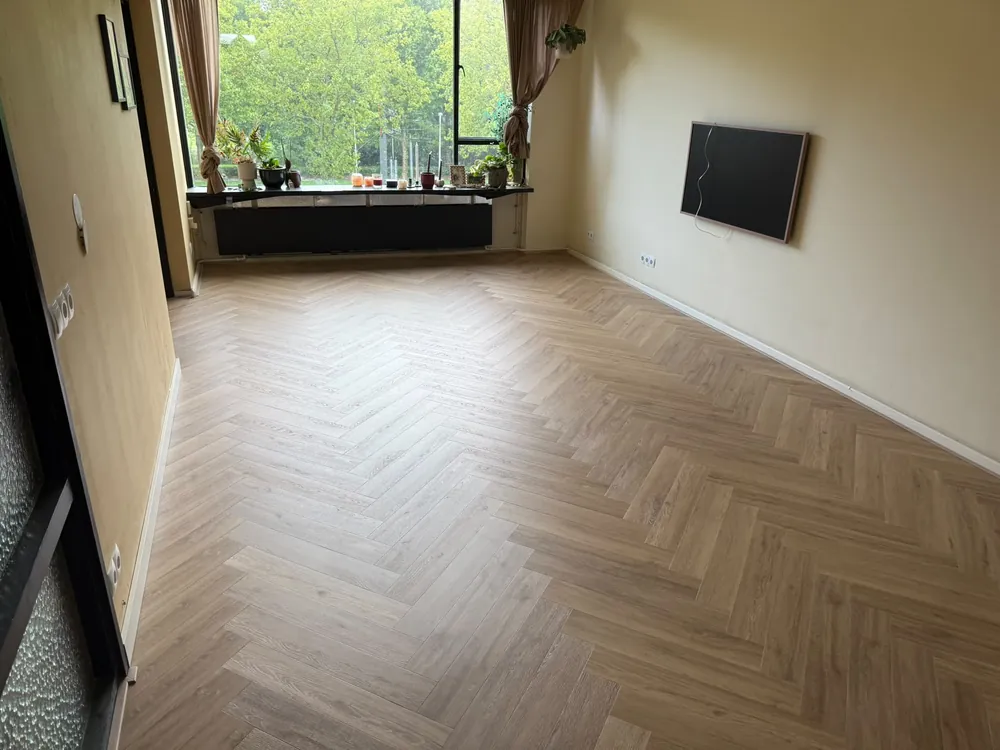 Pvc visgraat leggen na waterschade in Utrecht, foto 1