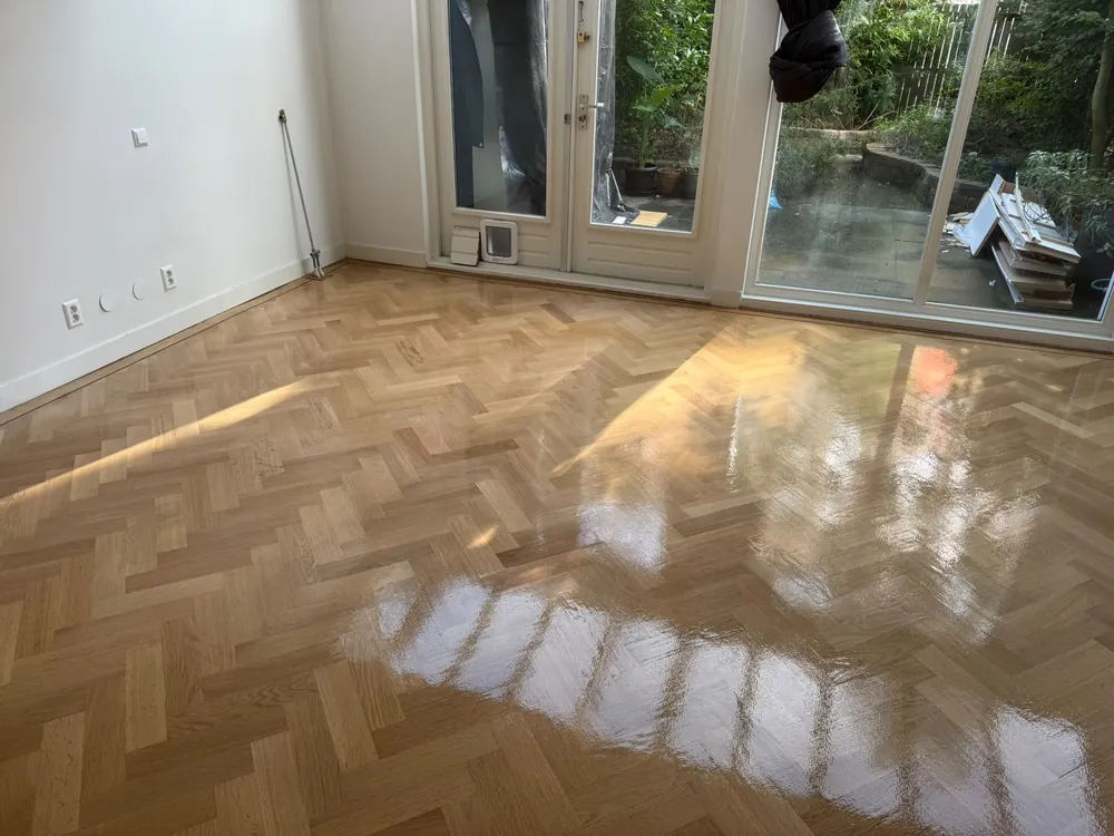 Eiken visgraat parket geleverd en gelegd in Vianen