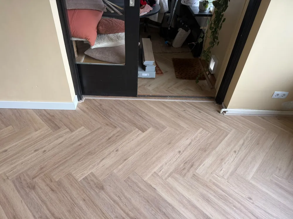 Pvc visgraat leggen na waterschade in Utrecht, foto 3