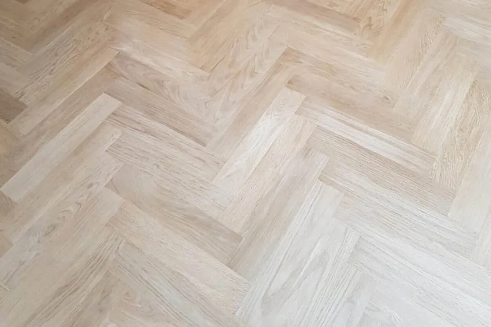 Visgraatvloer in een herenhuis in Utrecht geschuurd en geolied door D&L Parket, foto 1