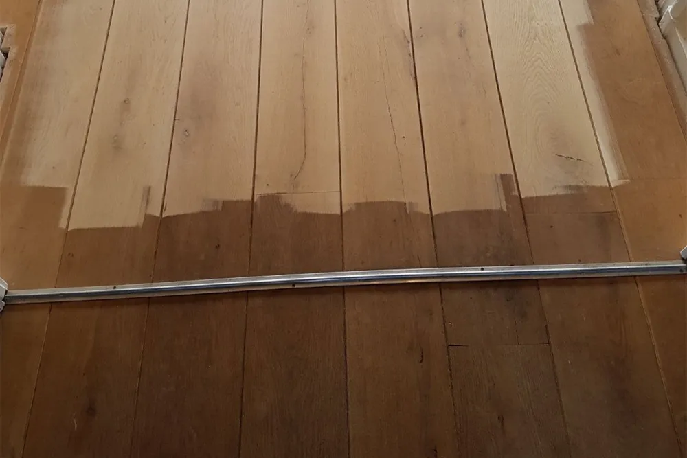 Eiken vloer in een eengezinswoning in Soest geschuurd en gelakt door D&L Parket, foto 1